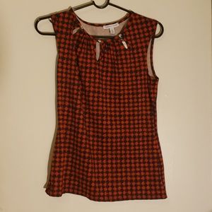 Red and navy houndstooth stretch short sleeve top